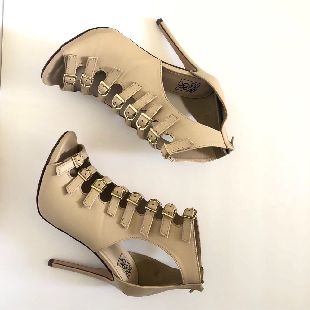❤️Beige Heels with buckle straps